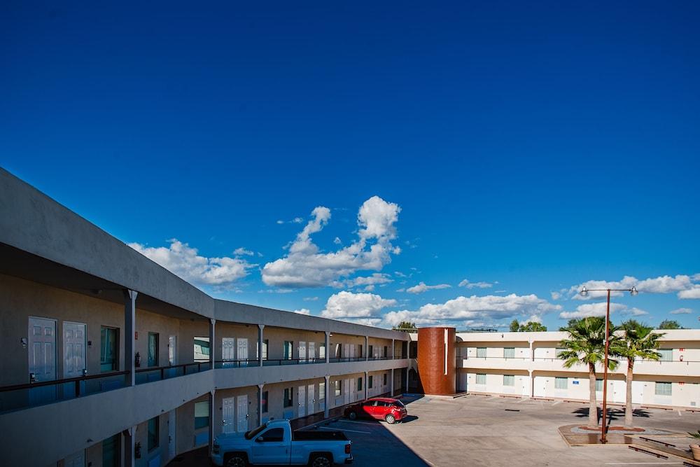 American Inn Hotel & Suites Delicias Extérieur photo