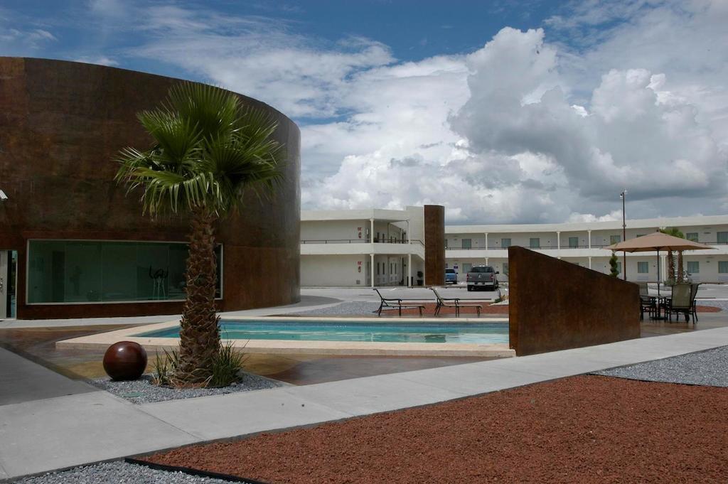 American Inn Hotel & Suites Delicias Extérieur photo