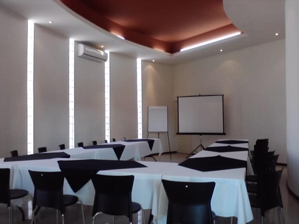 American Inn Hotel & Suites Delicias Extérieur photo