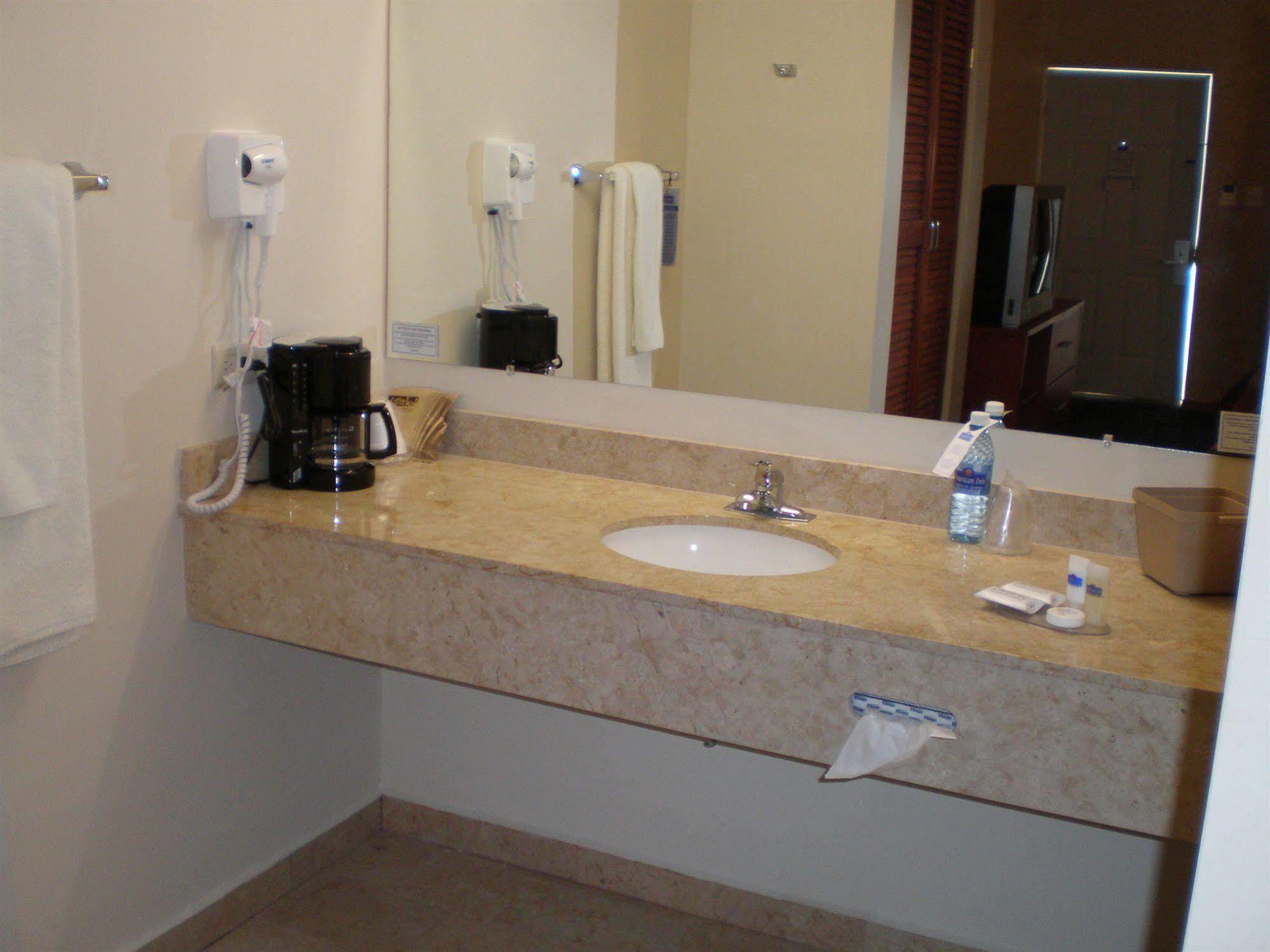 American Inn Hotel & Suites Delicias Extérieur photo