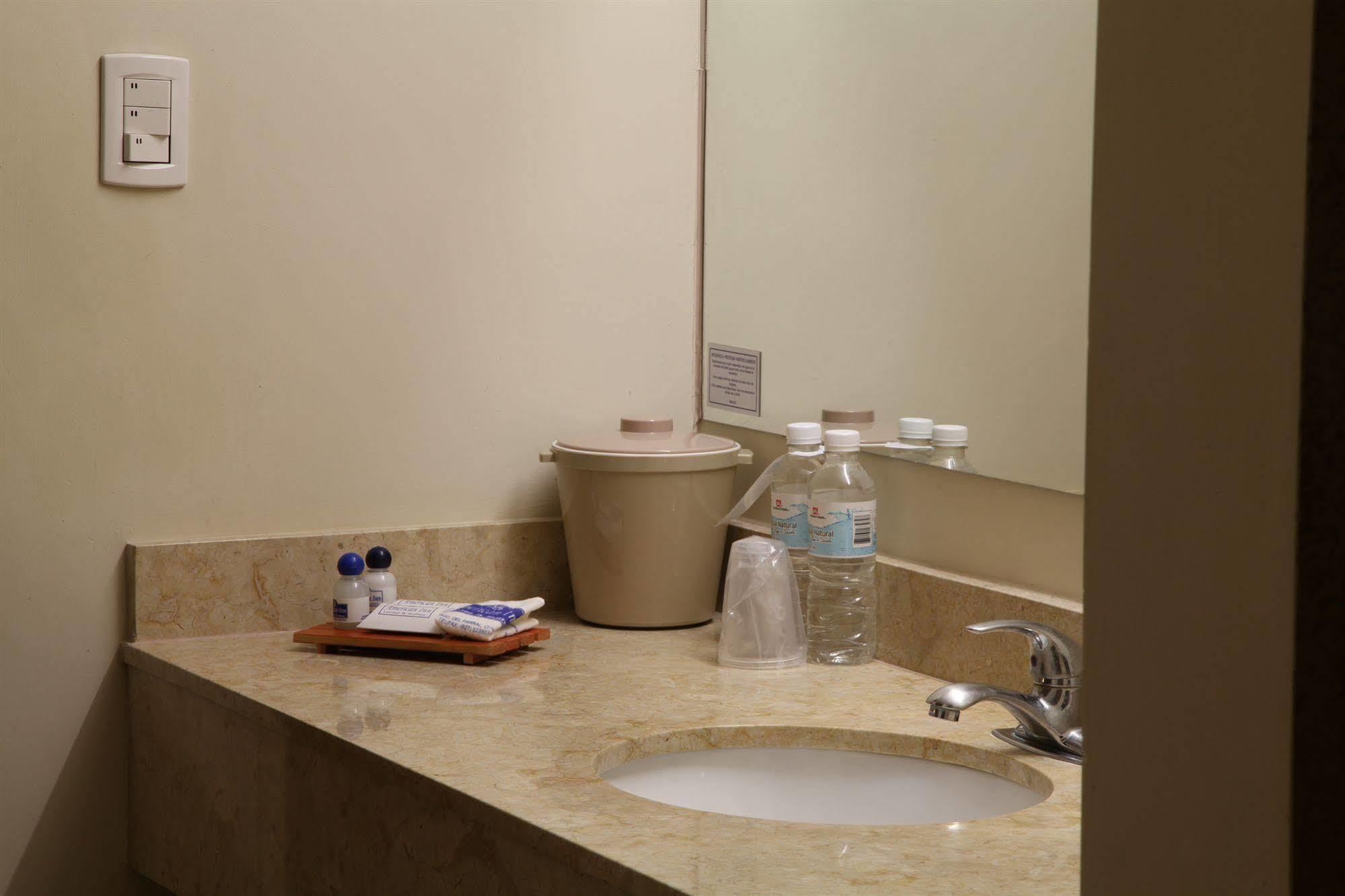 American Inn Hotel & Suites Delicias Extérieur photo